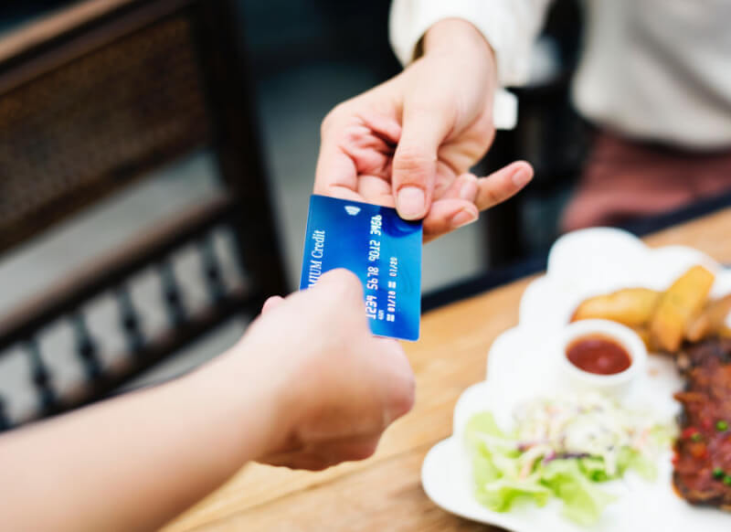 生活の中でクレジットカード払いをしているシーン